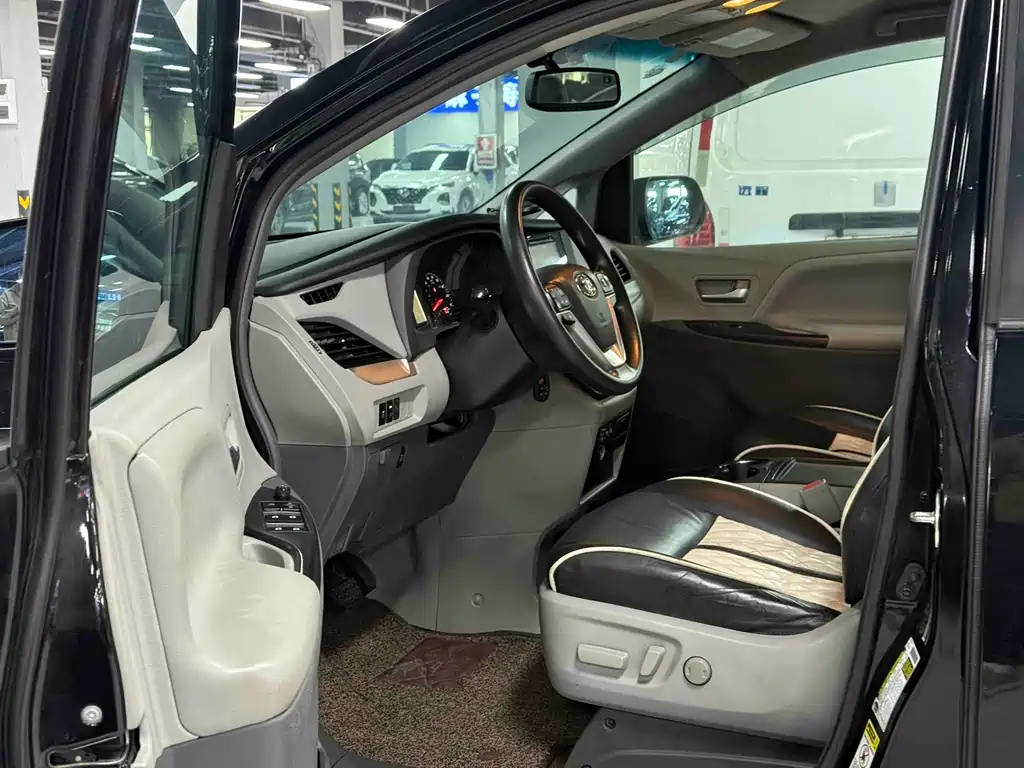 Toyota Sienna — миниатюра 14