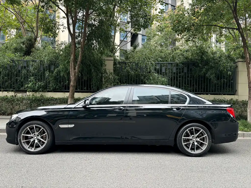 BMW 7 Series — миниатюра 3