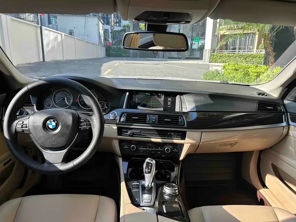 BMW 5 Series — миниатюра 8