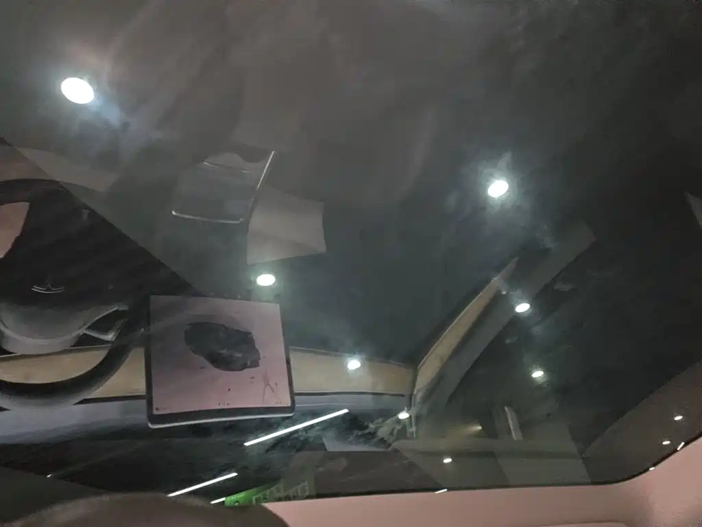 Tesla Model Y — миниатюра 18