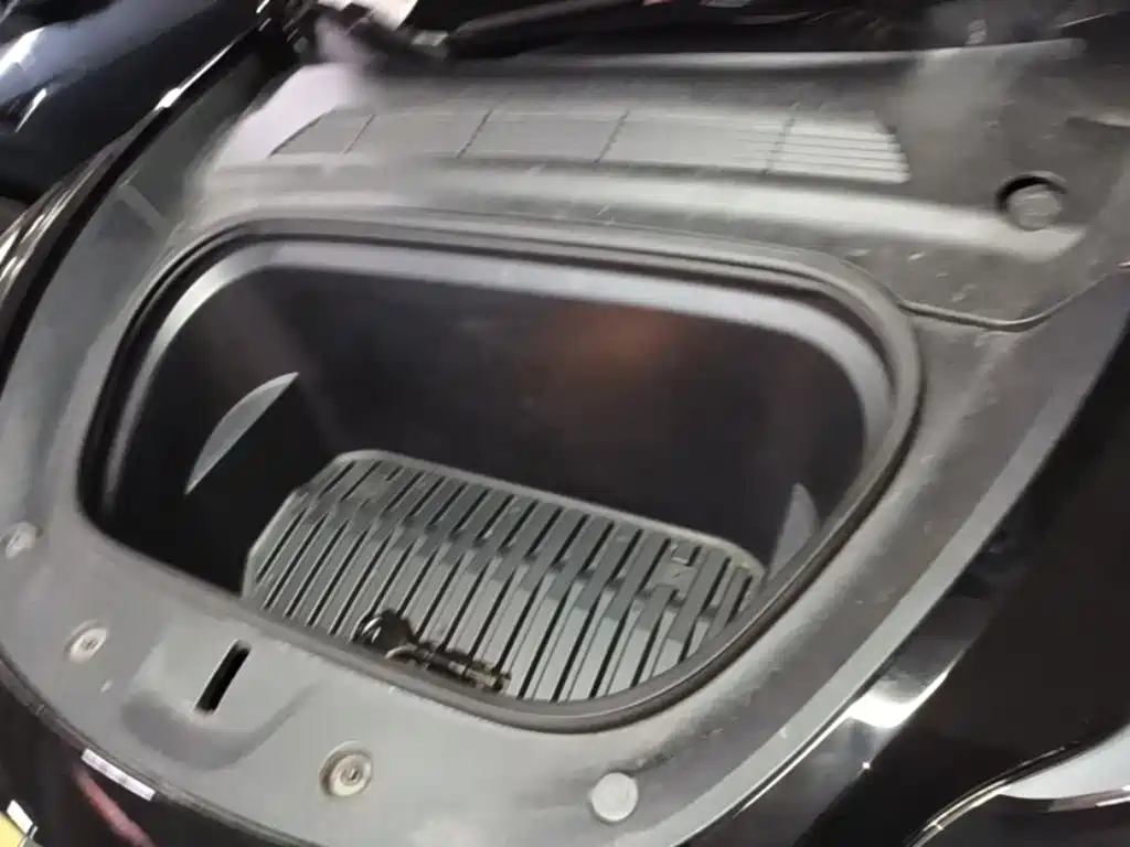 Tesla Model Y — миниатюра 20