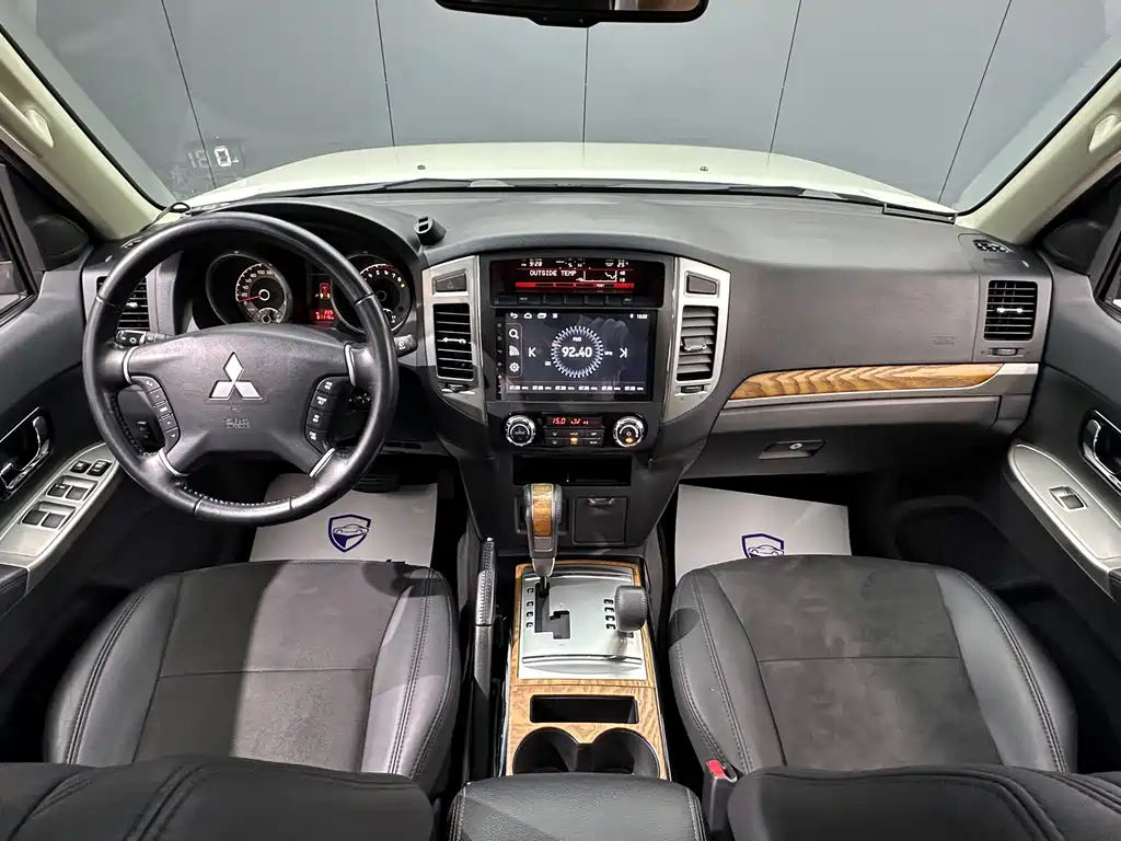 Mitsubishi Pajero (Import) — миниатюра 23