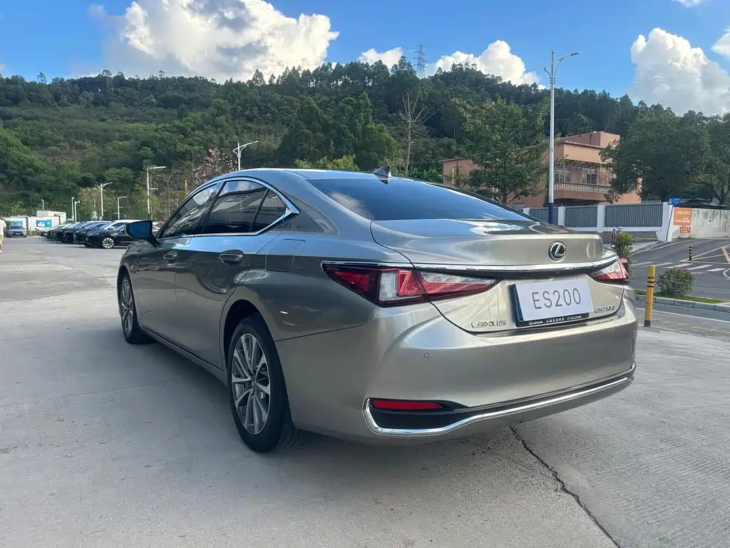 Lexus ES — миниатюра 11