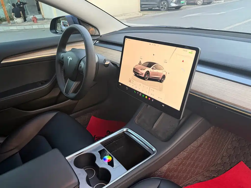 Tesla Model 3 — миниатюра 6