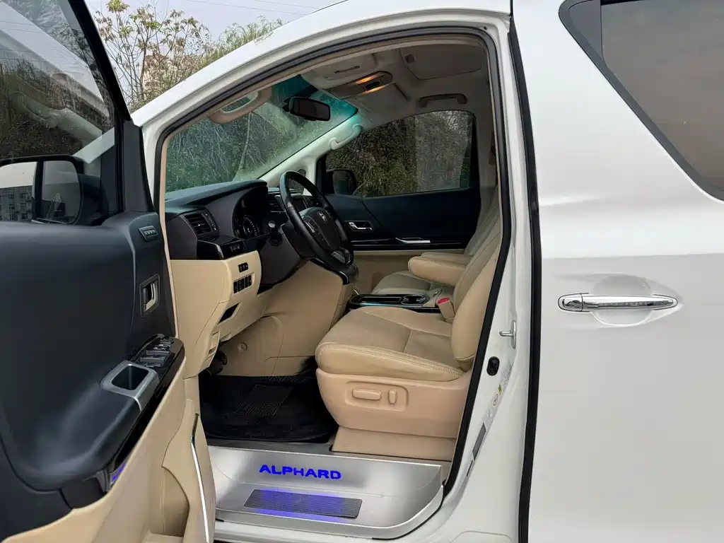Toyota Alphard — миниатюра 4