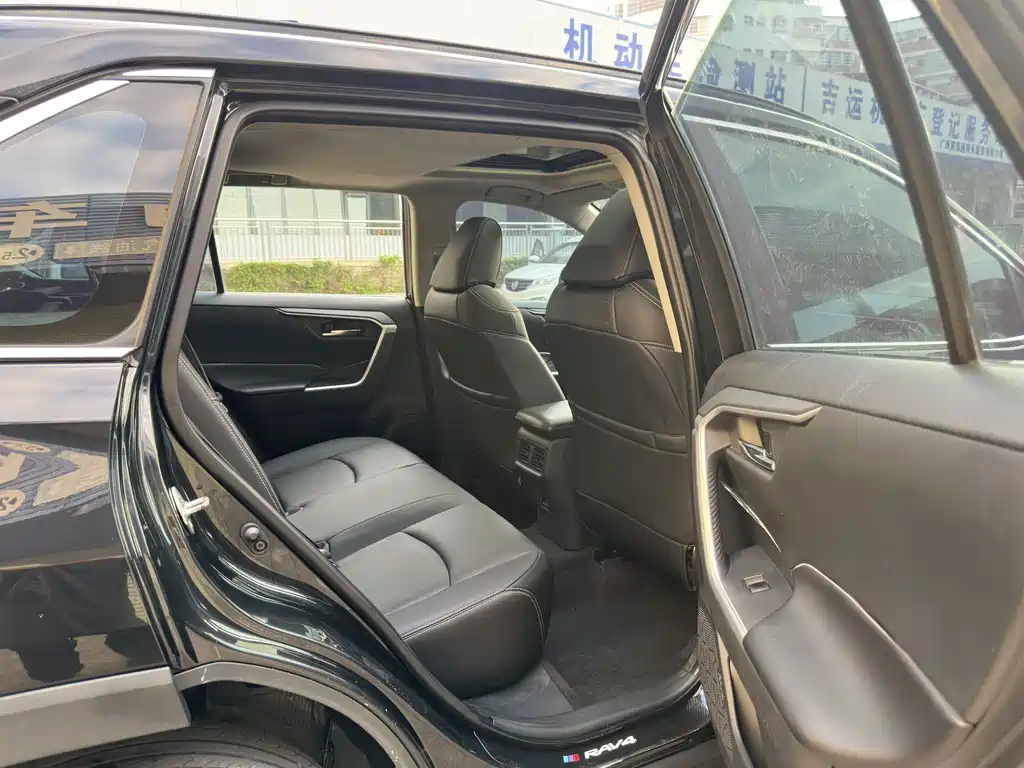Toyota RAV4 — миниатюра 12