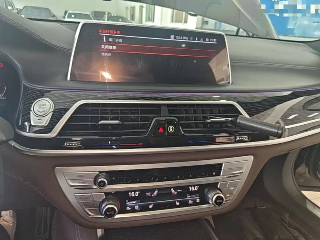 BMW 7 Series — миниатюра 13