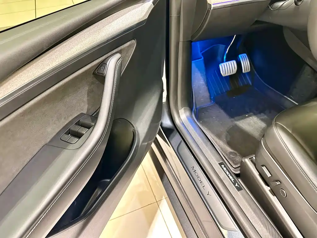 Tesla Model Y — миниатюра 7