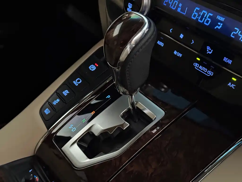 Toyota Alphard — миниатюра 12