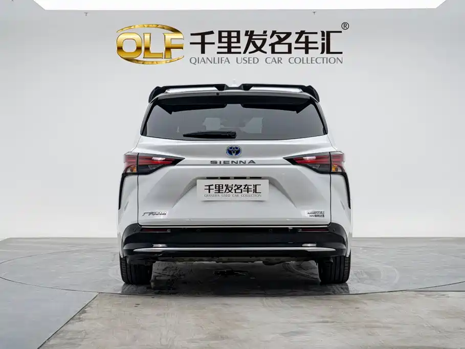 Toyota Sienna — миниатюра 2