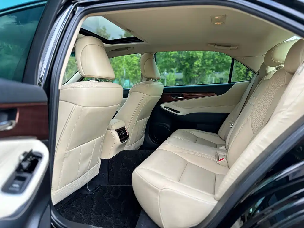 Toyota Crown — миниатюра 8