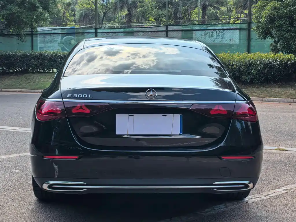 Mercedes-Benz E-Class — миниатюра 8