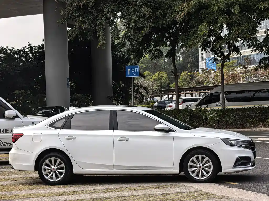 ROEWE I6 NEW ENERGY