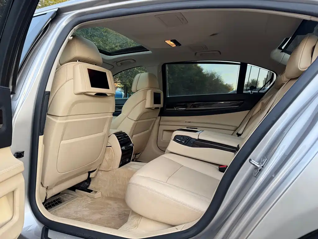 BMW 7 Series — миниатюра 9