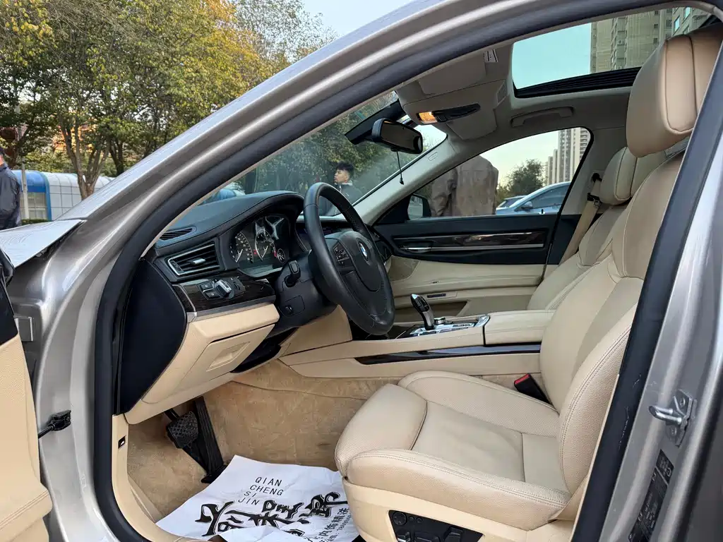 BMW 7 Series — миниатюра 4