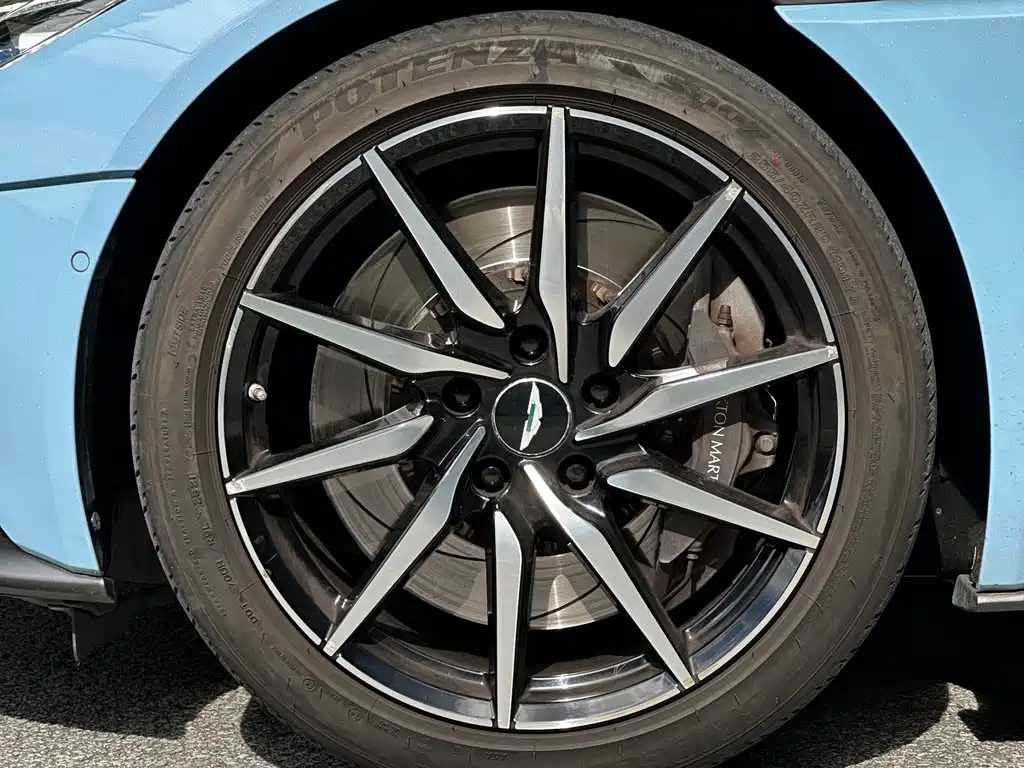 Aston Martin DB11 — миниатюра 8