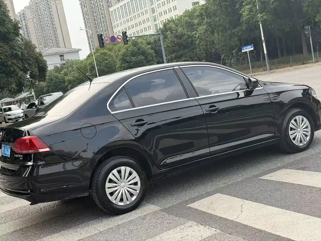 Volkswagen Santana — миниатюра 9
