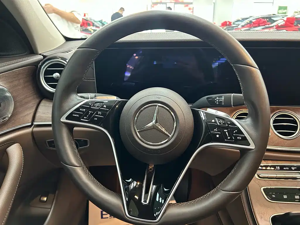 Mercedes-Benz E-Class — миниатюра 9
