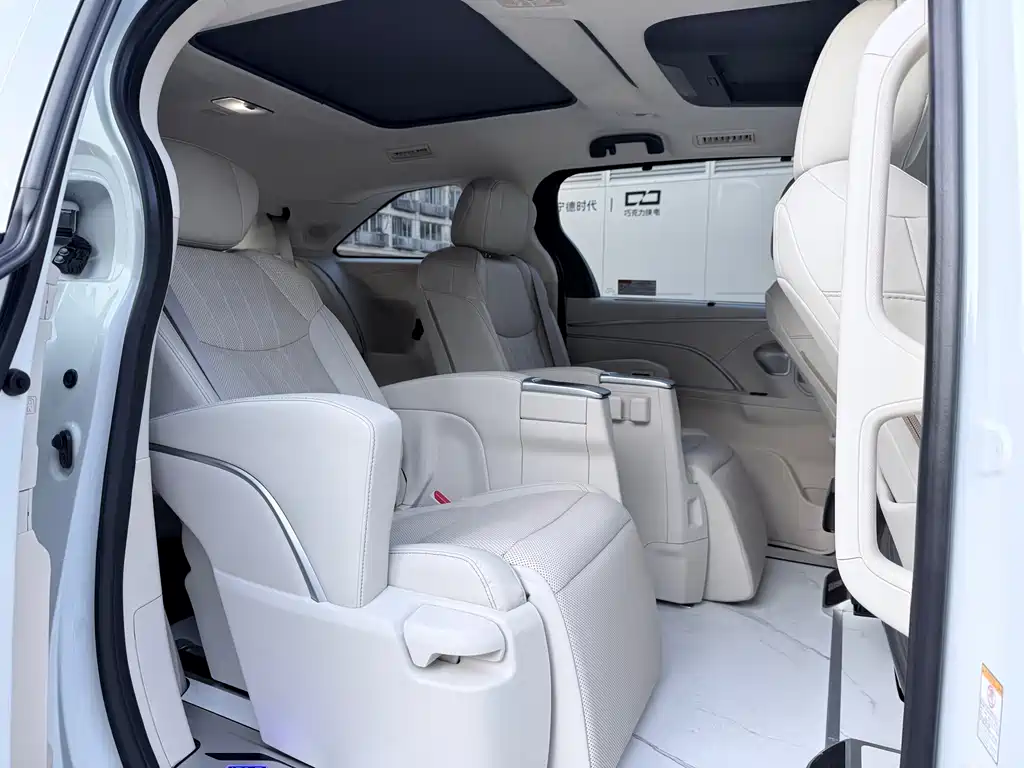 Toyota Sienna — миниатюра 5