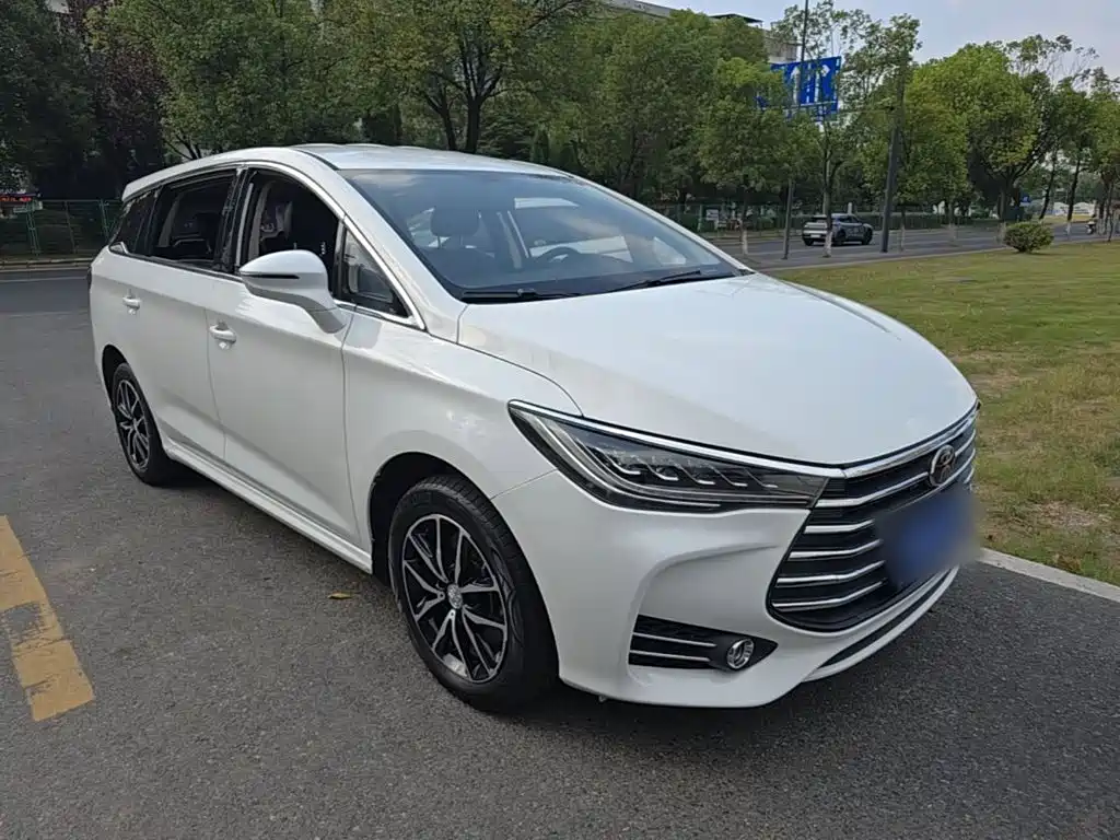 BYD MAX — миниатюра 4