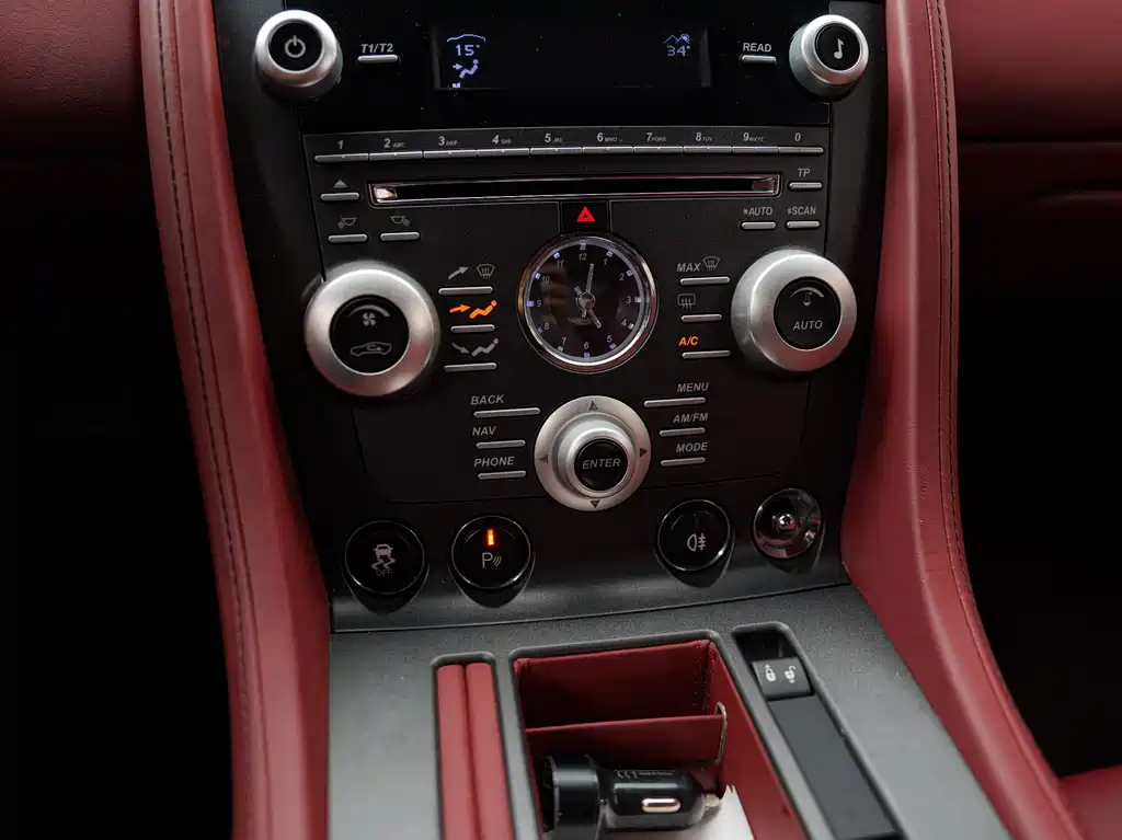 Aston Martin V8 Vantage — миниатюра 16