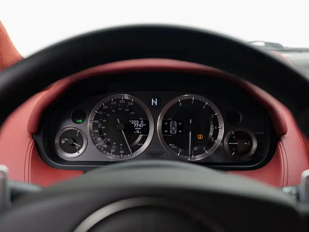 Aston Martin V8 Vantage — миниатюра 15