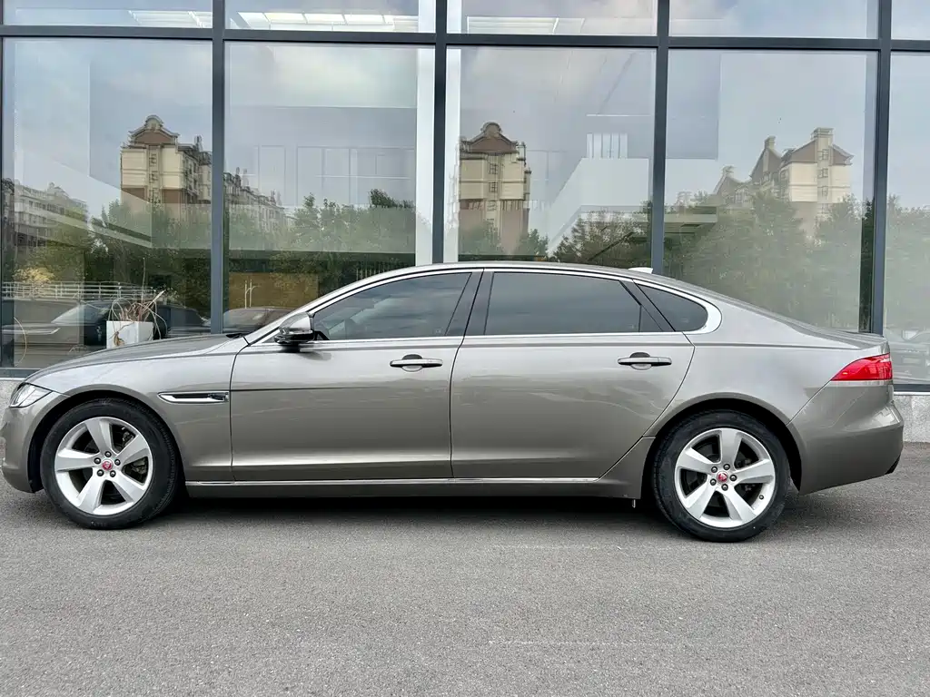 Jaguar XFL — миниатюра 3