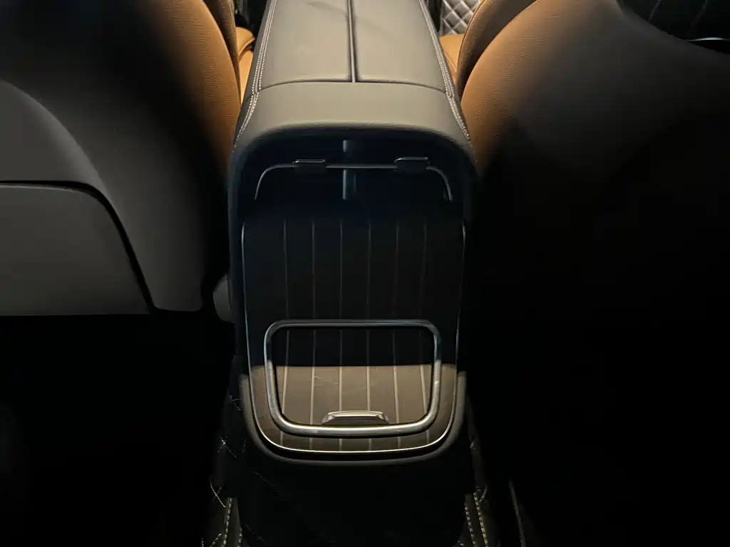 Mercedes-Benz E-Class — миниатюра 16