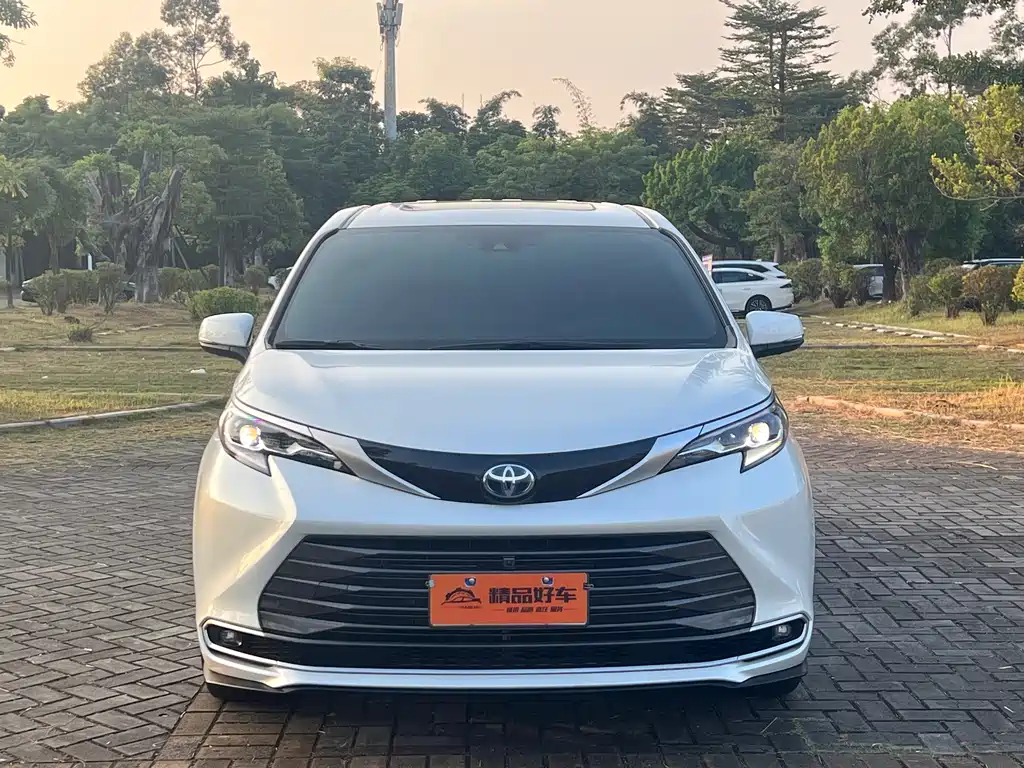 Toyota Sienna — миниатюра 2