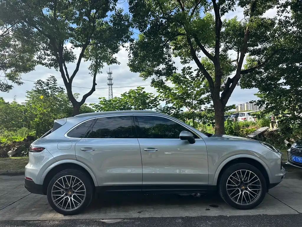 Porsche Cayenne — миниатюра 7