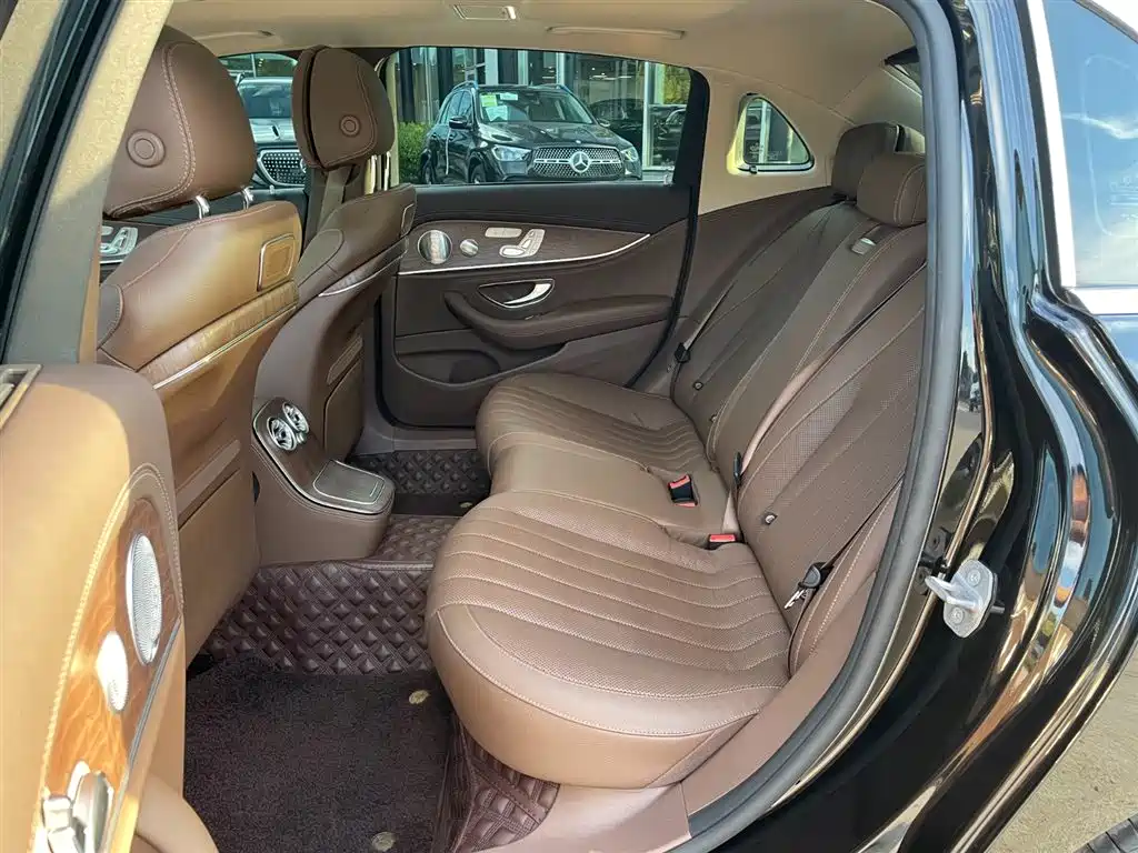 Mercedes-Benz E-Class — миниатюра 13