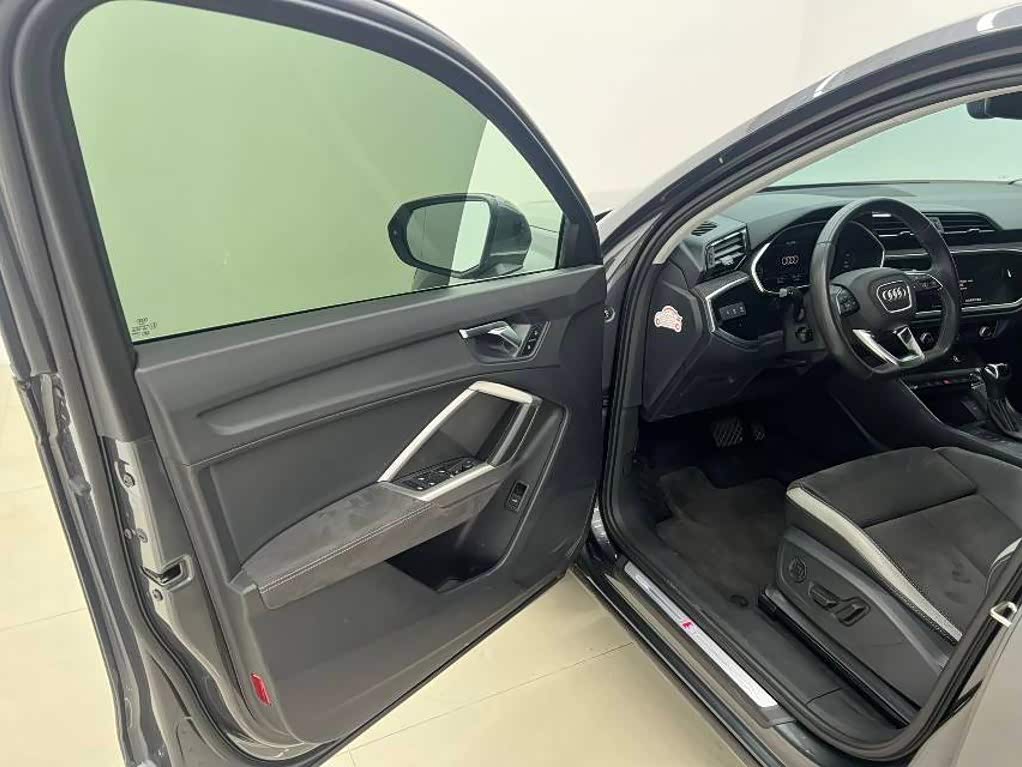 Audi Q3 1.4 л 2022 г. Серебристо-серый, пробег 18000 км