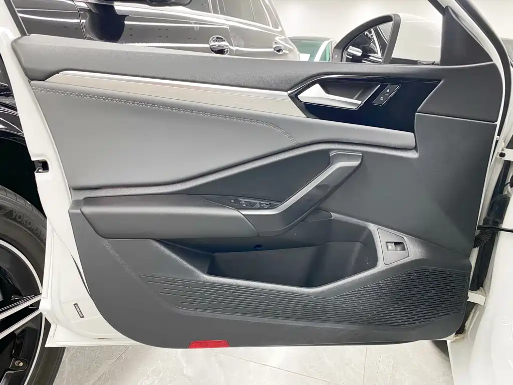 Volkswagen Sagitar — миниатюра 15