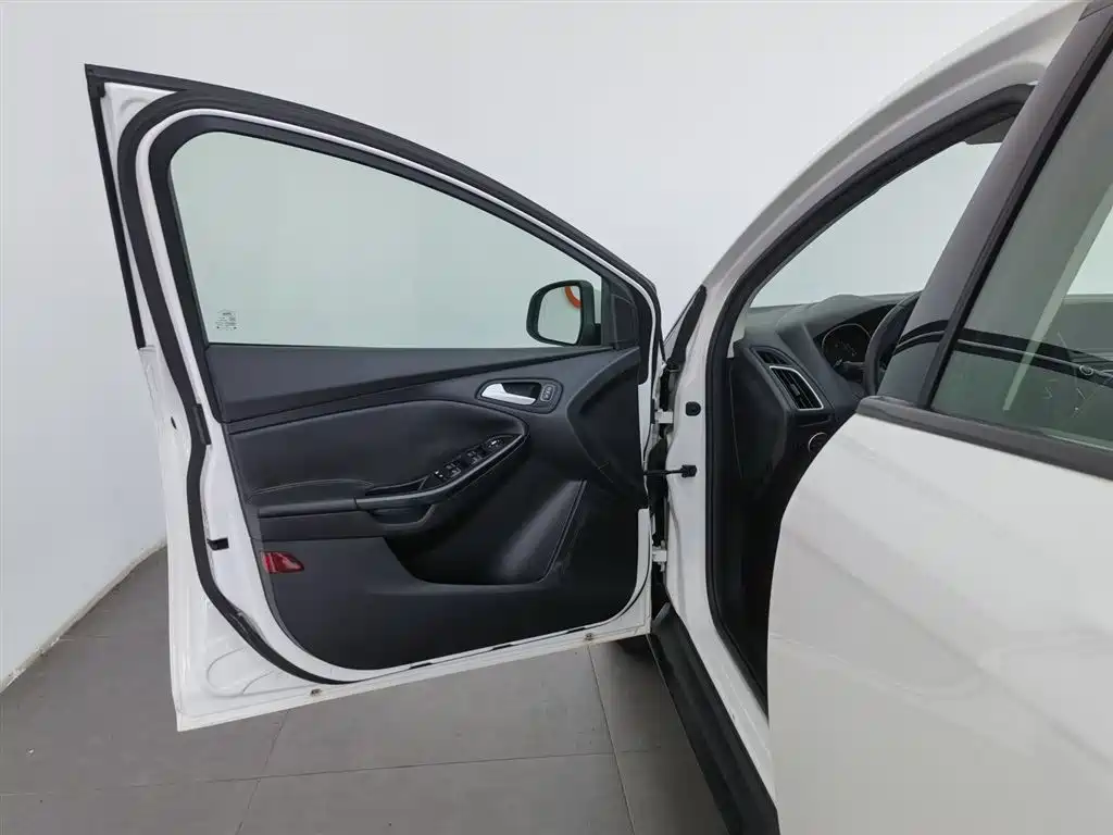 Ford Focus 2015 1.6L AT
