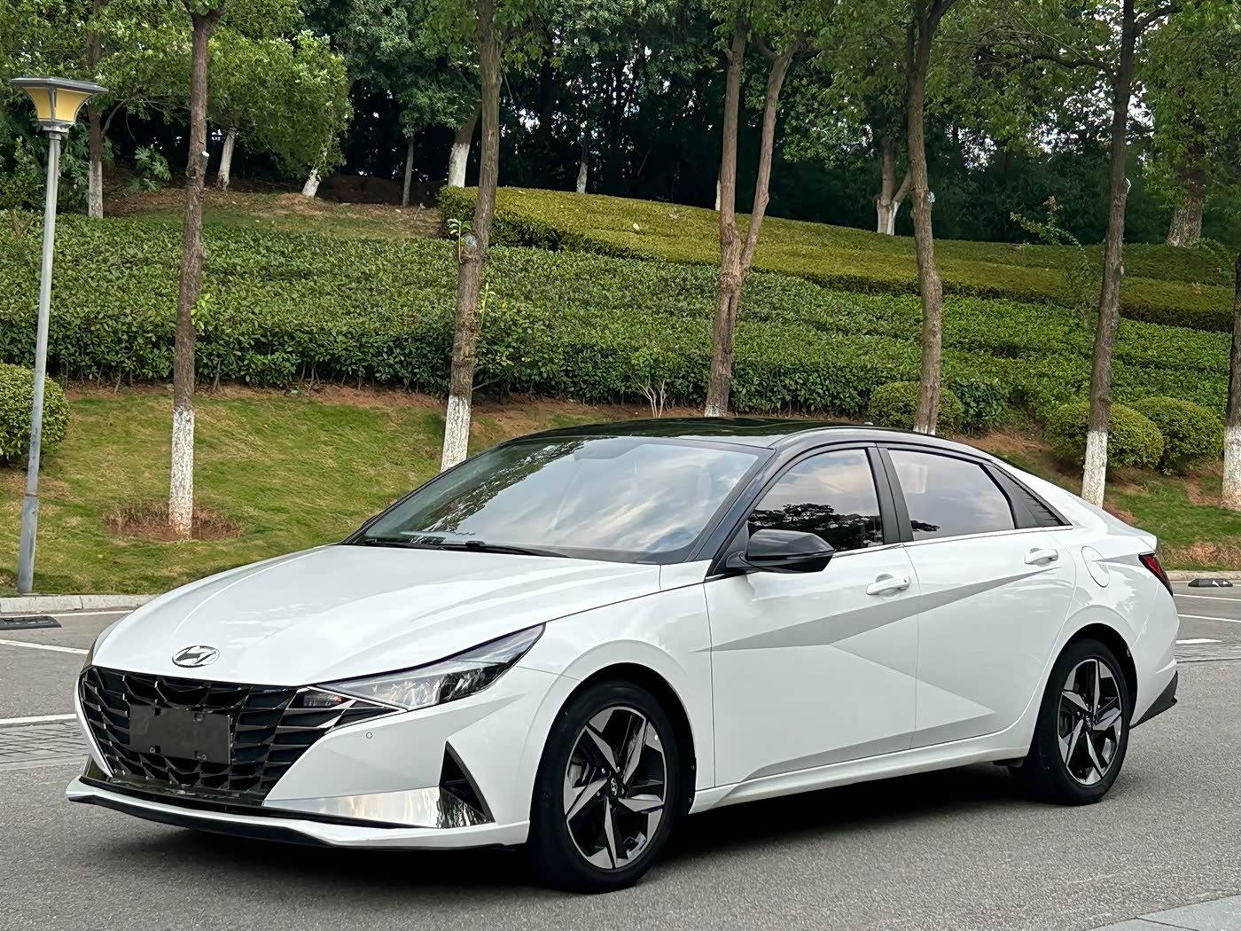 Hyundai Elantra 1.5 л 2022 г. Белый, пробег 44000 км