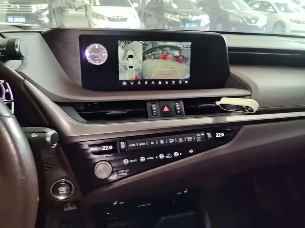 Lexus ES — миниатюра 13