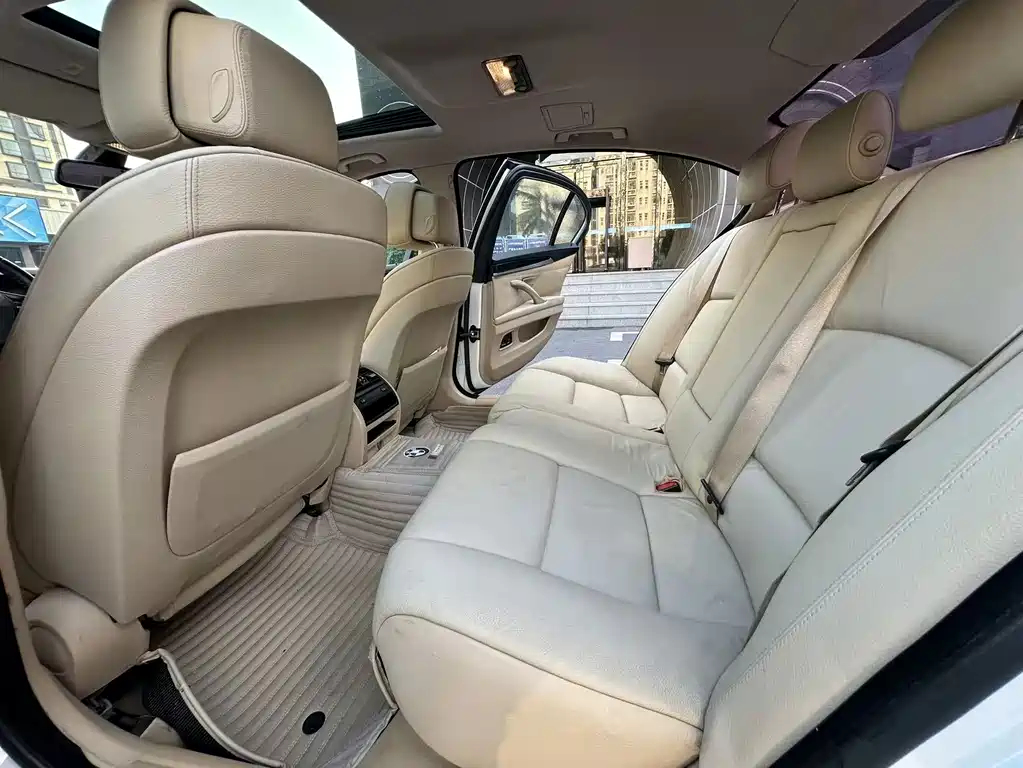 BMW 5 Series — миниатюра 8