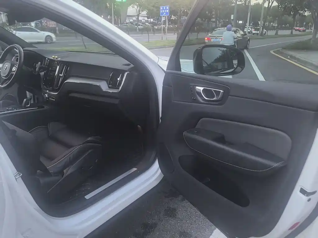 Volvo XC60 PHEV — миниатюра 21
