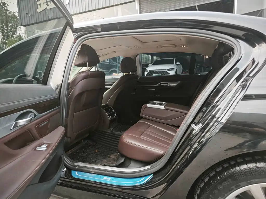 BMW 7 Series — миниатюра 5