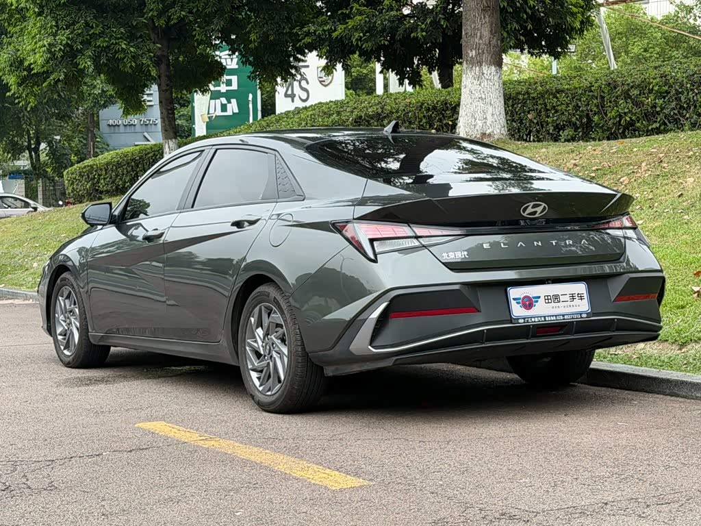 Hyundai Elantra 1.5 л 2024 г. Серебристо-серый, пробег 5000 км