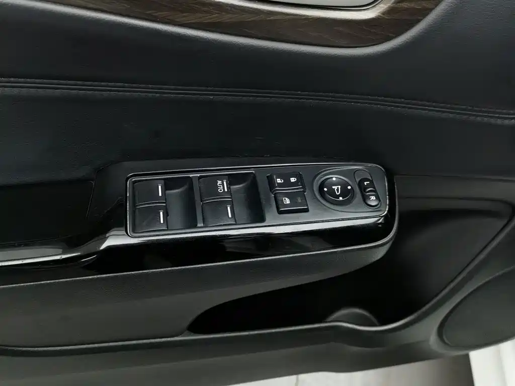 Honda Jade 2017 210TURBO CVT Luxury 5 мест