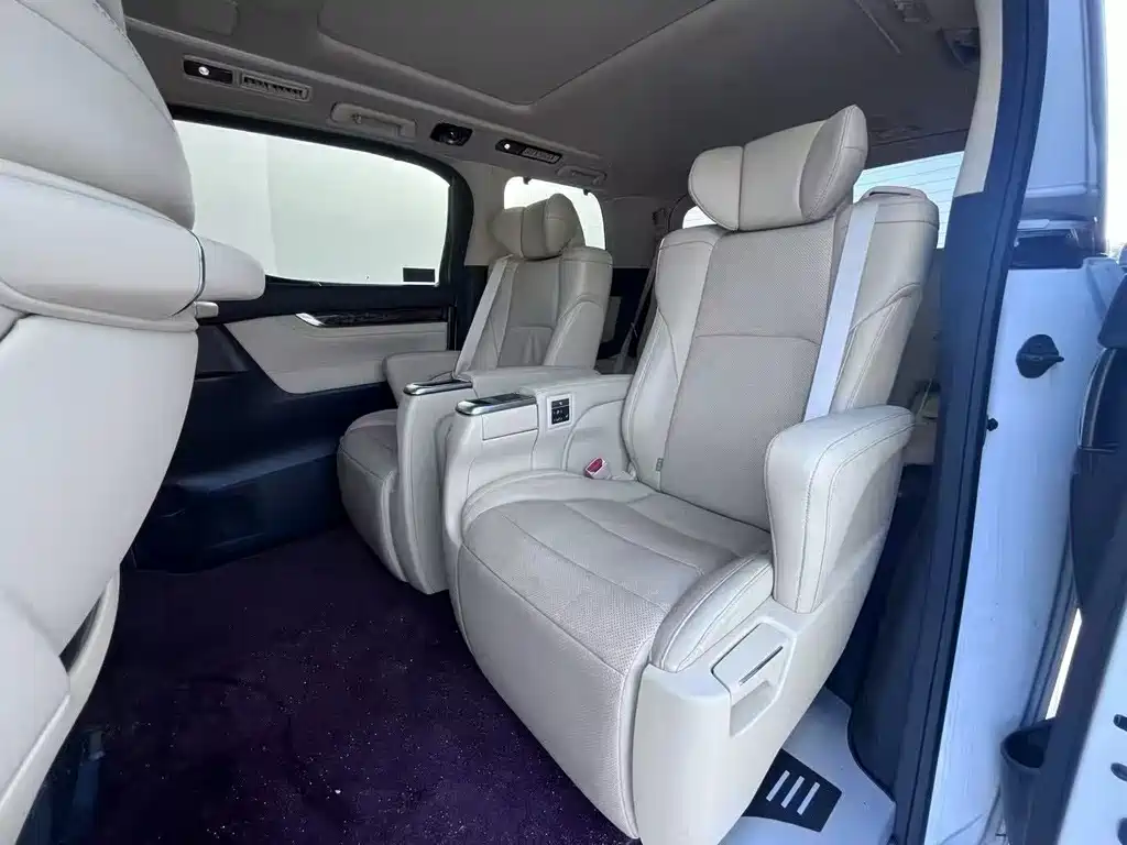 Toyota Alphard — миниатюра 8