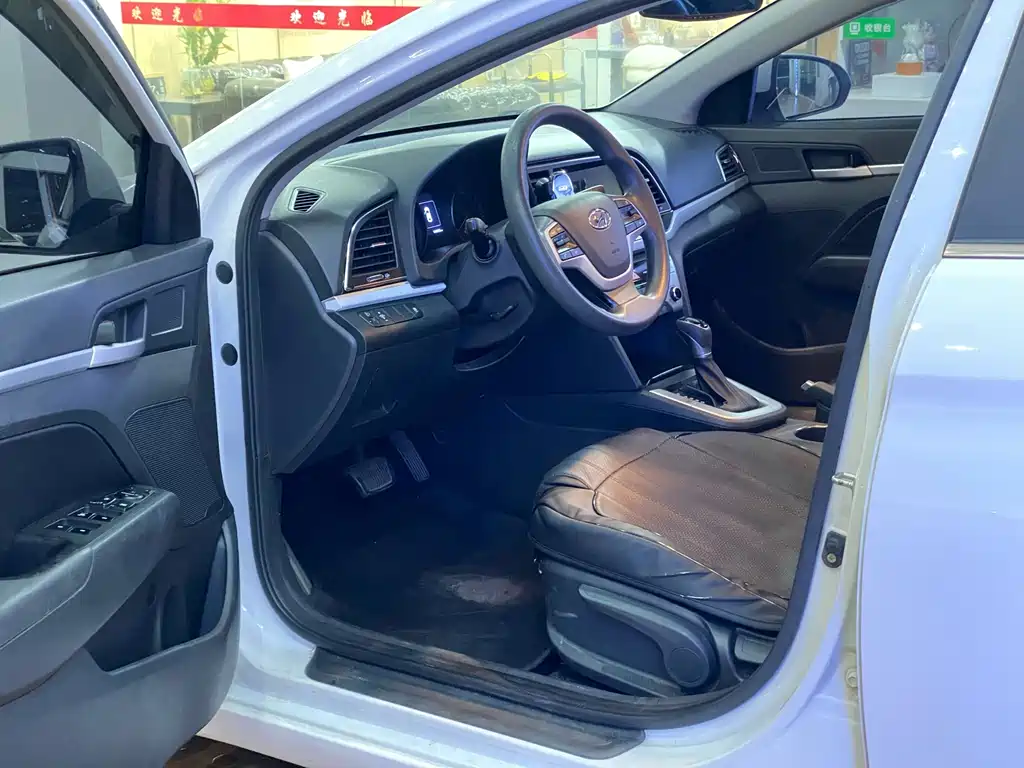 Hyundai Elantra — миниатюра 7