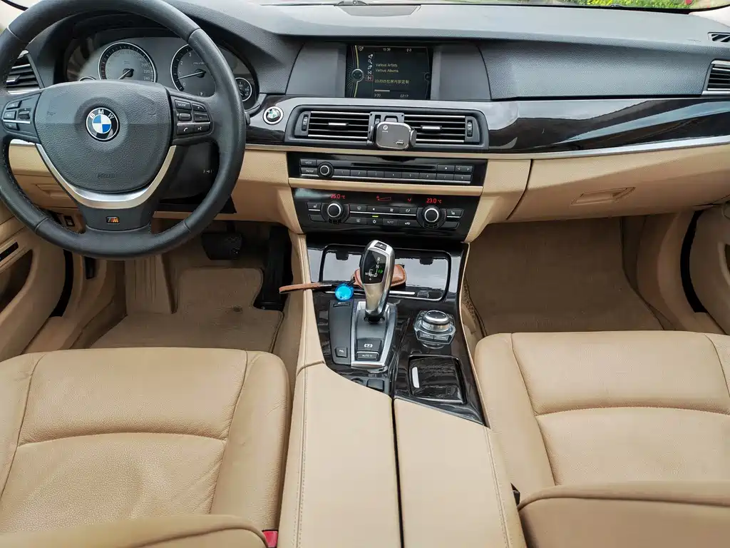 BMW 5 Series — миниатюра 11