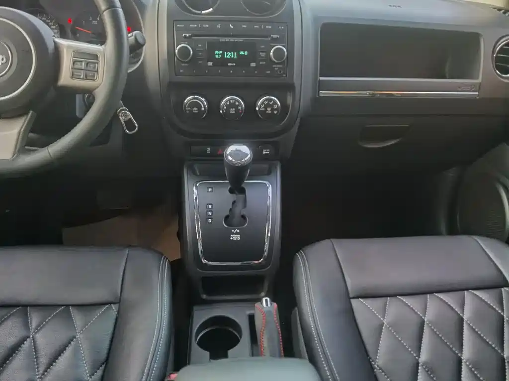 Jeep Compass (Import) 2.4L 4WD Luxury Edition, фото 13