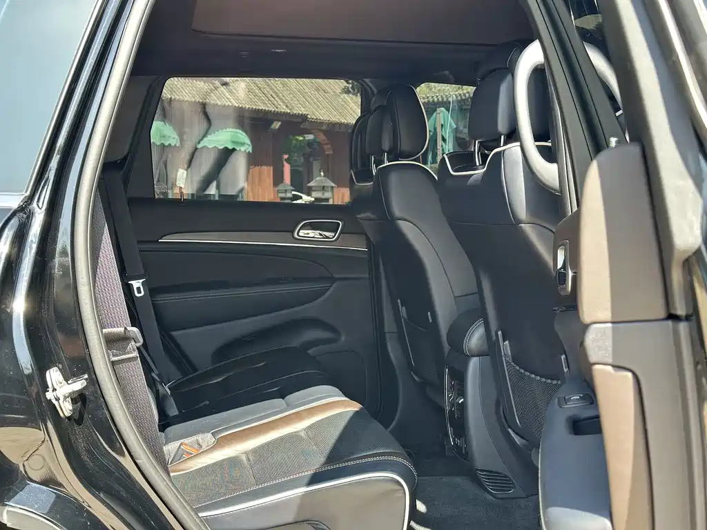 Jeep Grand Cherokee (Import) — миниатюра 23