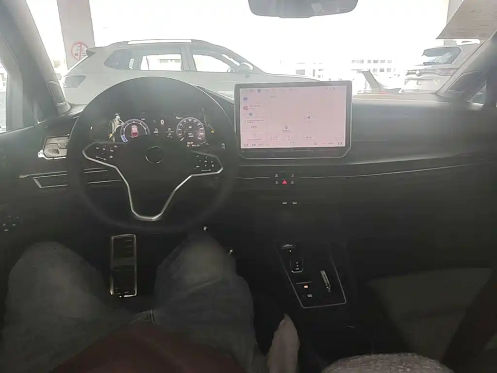 Volkswagen Golf 2025 300TSI R-Line