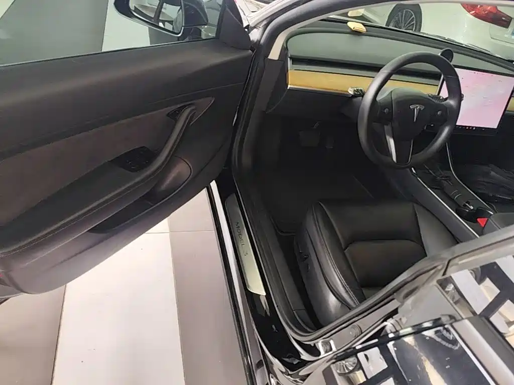 Tesla Model 3 — миниатюра 16