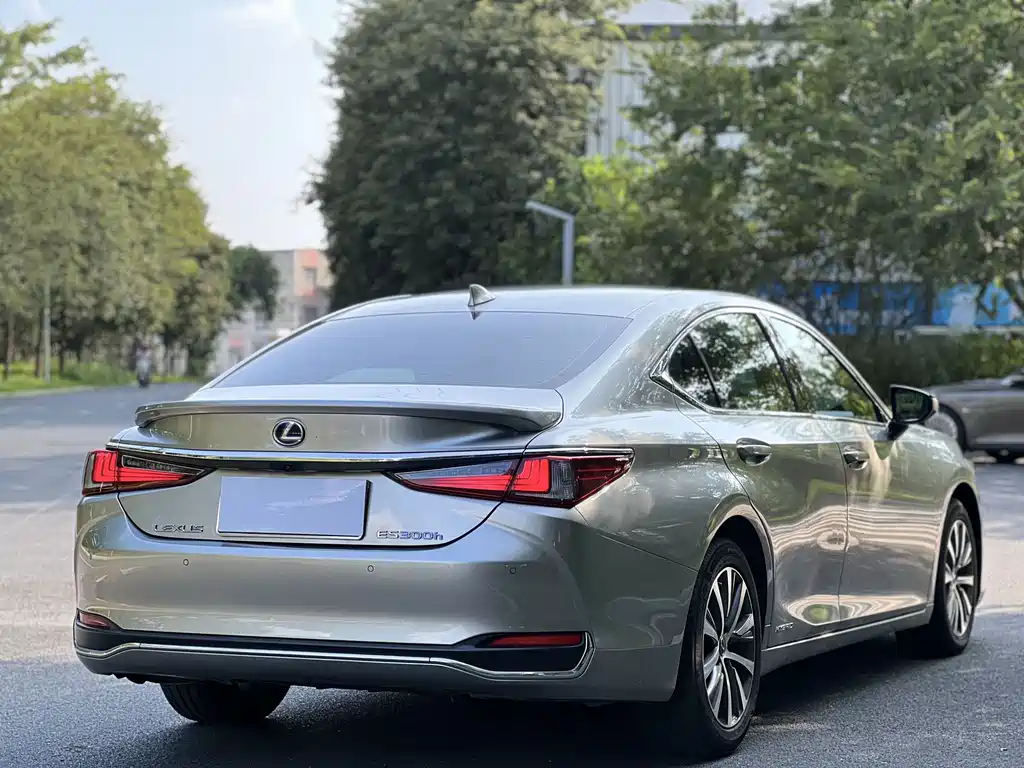 Lexus ES — миниатюра 14