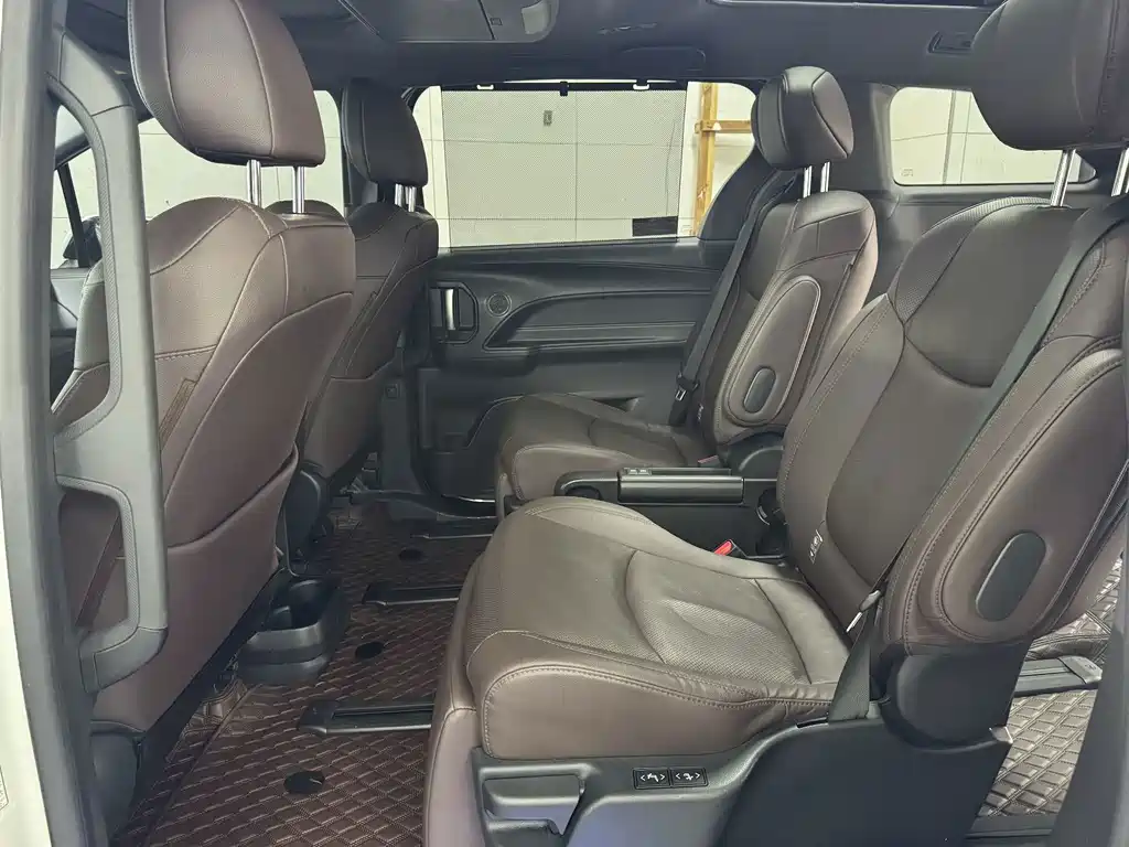 Toyota Sienna — миниатюра 11